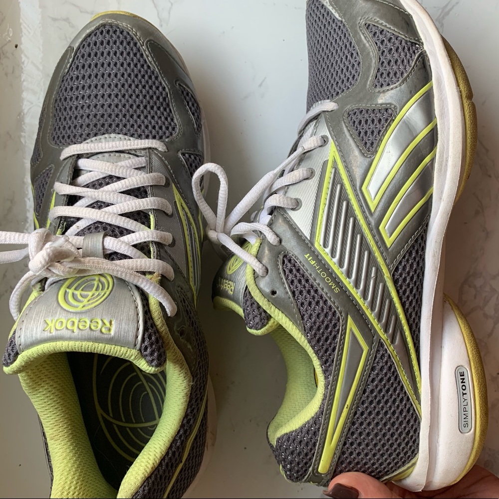 REEBOK WOMANS SNEAKER (WOMANS 9.5)